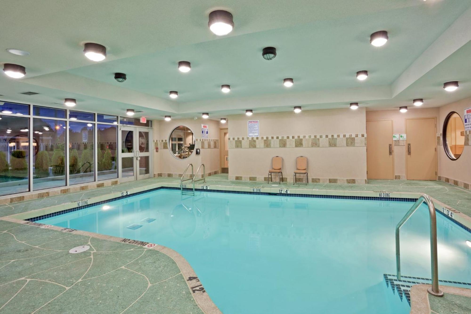 Holiday Inn Hotel & Suites Surrey East - Cloverdale By Ihg Екстериор снимка