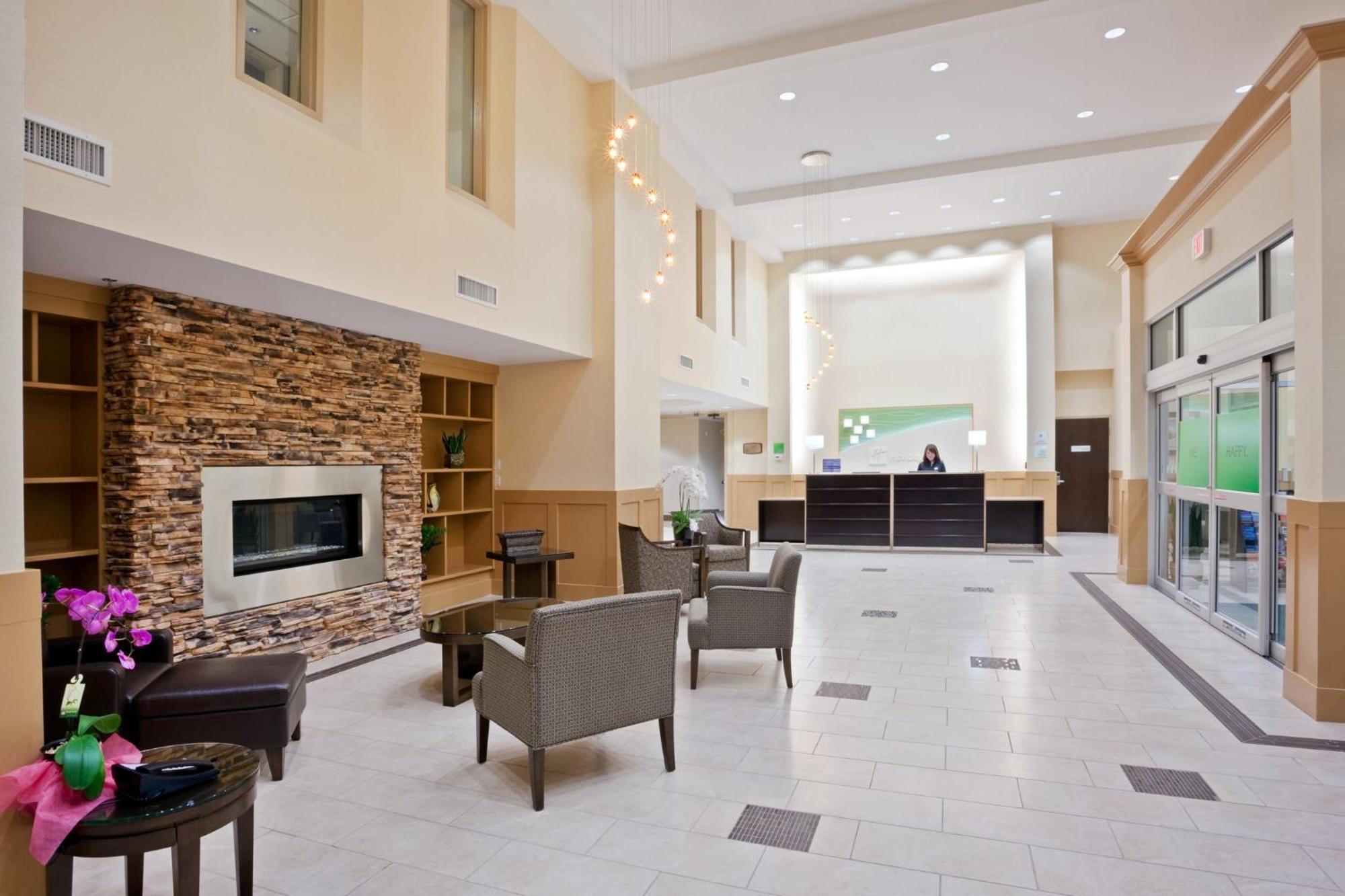 Holiday Inn Hotel & Suites Surrey East - Cloverdale By Ihg Екстериор снимка