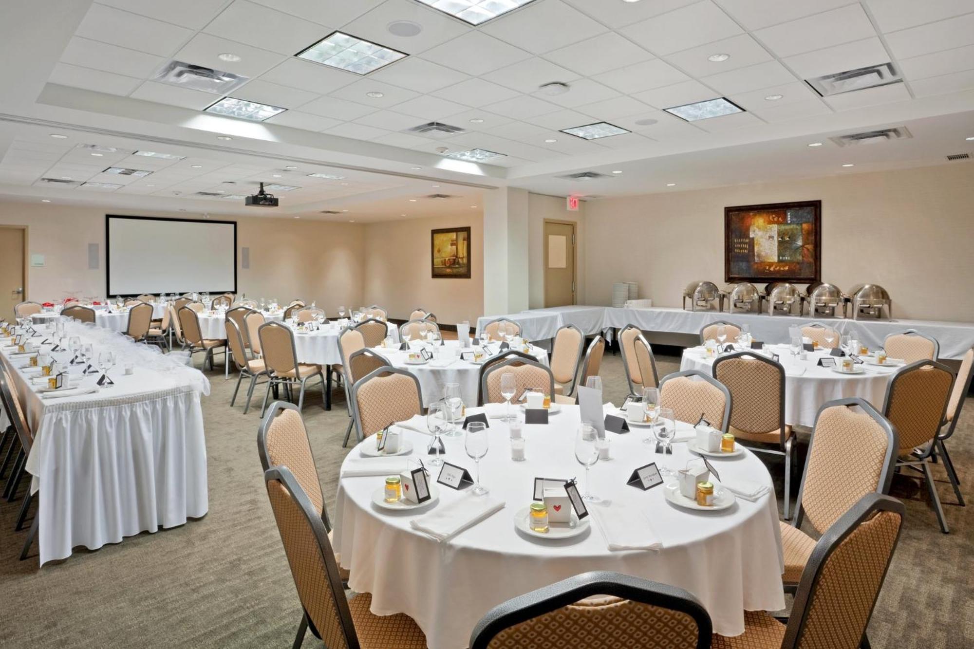 Holiday Inn Hotel & Suites Surrey East - Cloverdale By Ihg Екстериор снимка