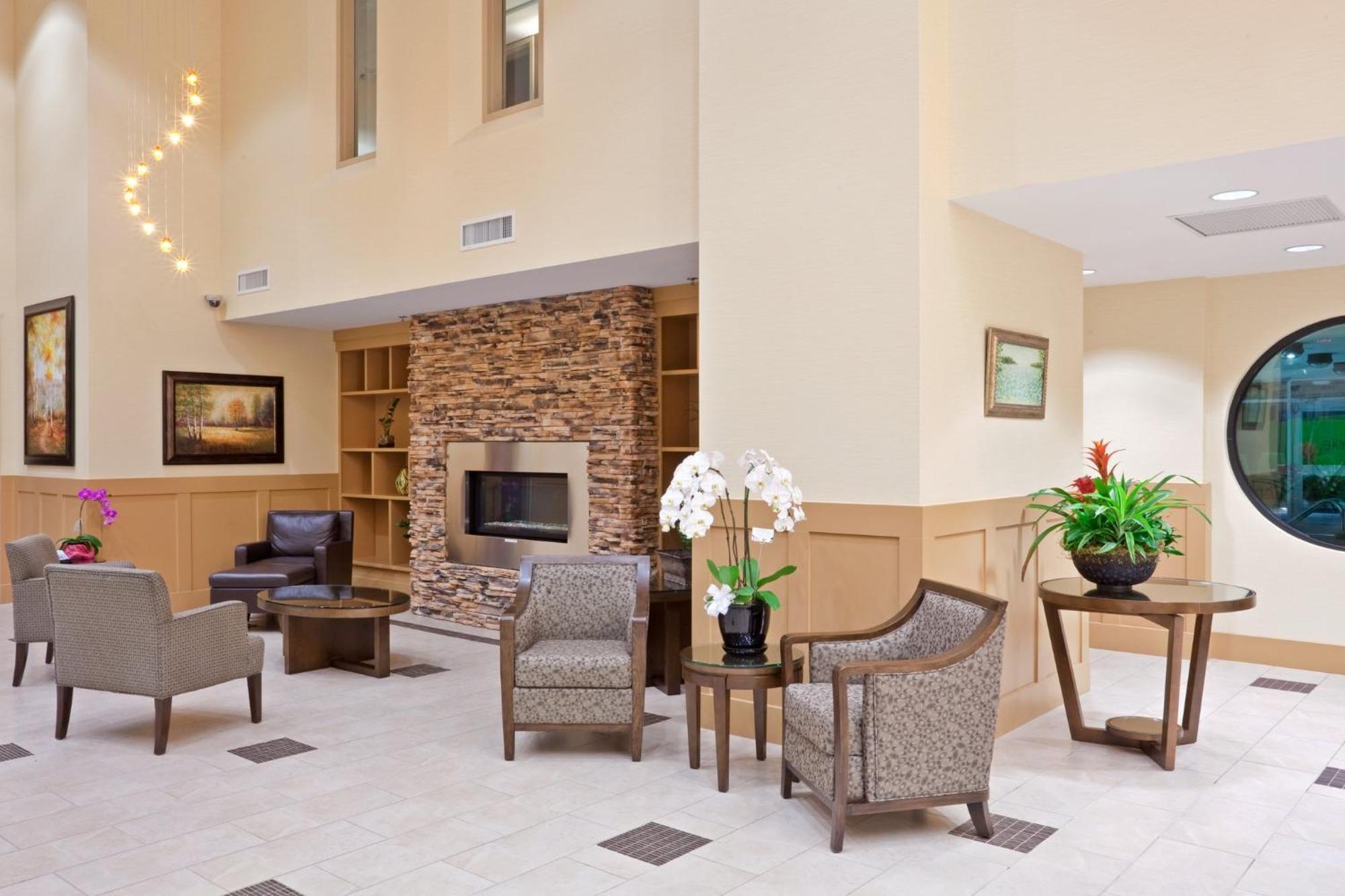 Holiday Inn Hotel & Suites Surrey East - Cloverdale By Ihg Екстериор снимка