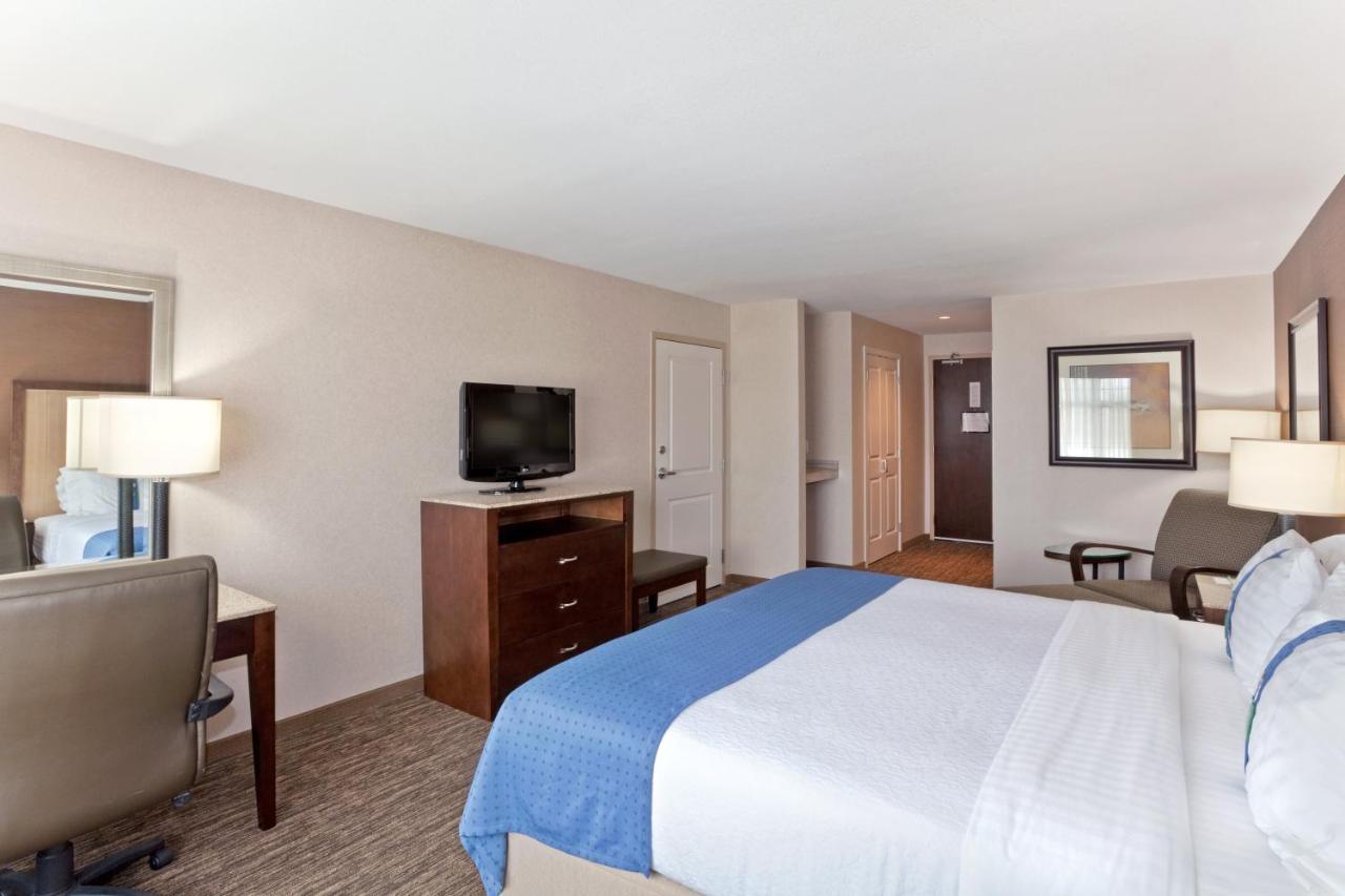 Holiday Inn Hotel & Suites Surrey East - Cloverdale By Ihg Екстериор снимка